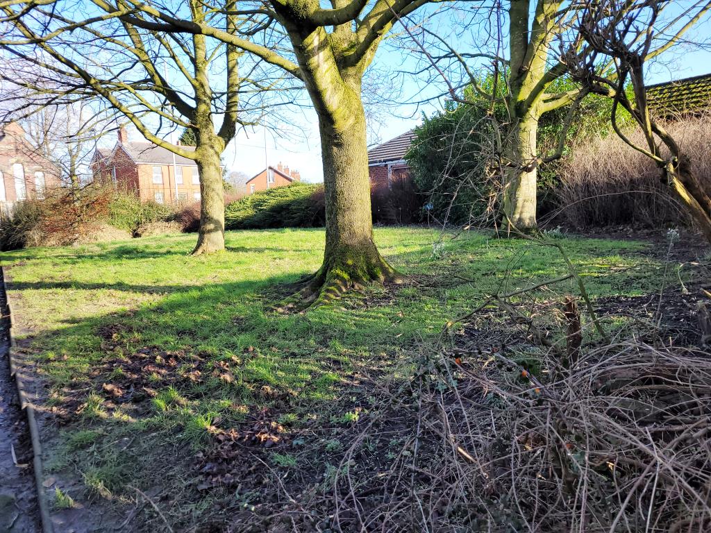 Lot: 43 - FREEHOLD PARCEL OF LAND - Freehold land in Preston with trees and footpath on the boundary